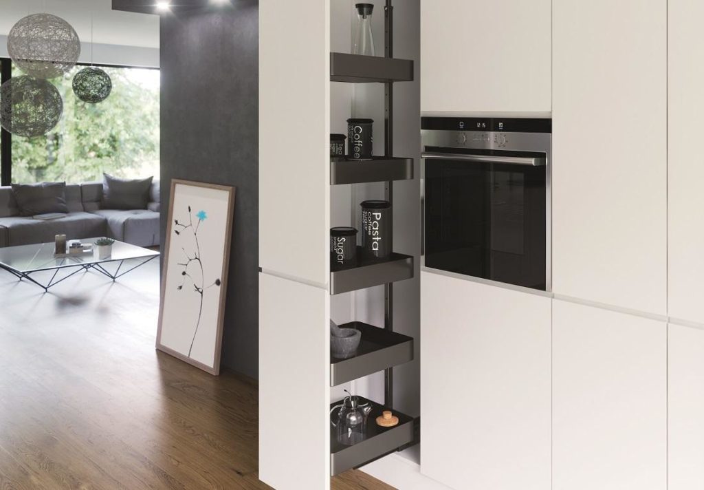 Шкафы для кухни можно дополнить практичными и удобными механизмами