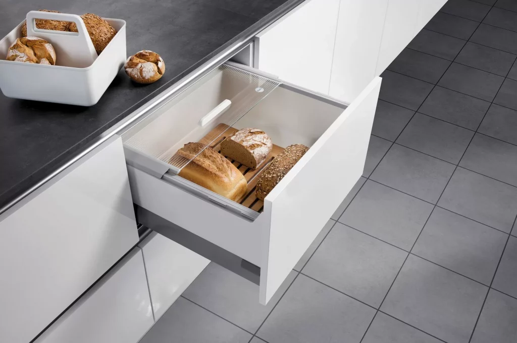 Напольные шкафы для кухни можно оснастить очень удобными системами хранения