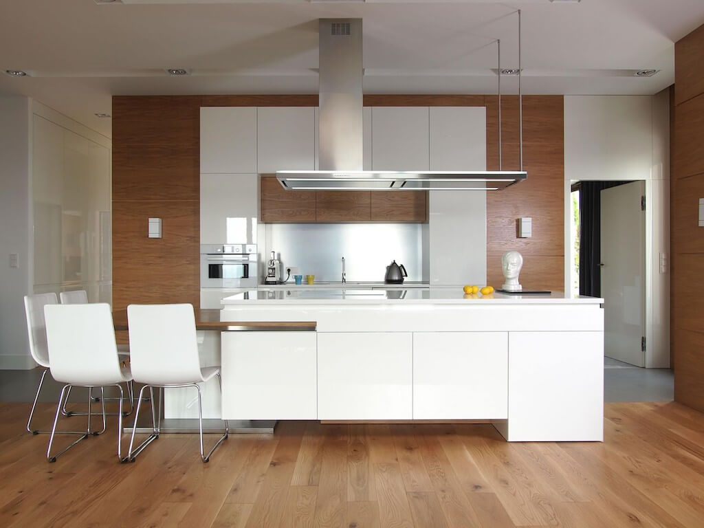 Бело-деревянная кухня со шкафчикам в тон напольному покрытию