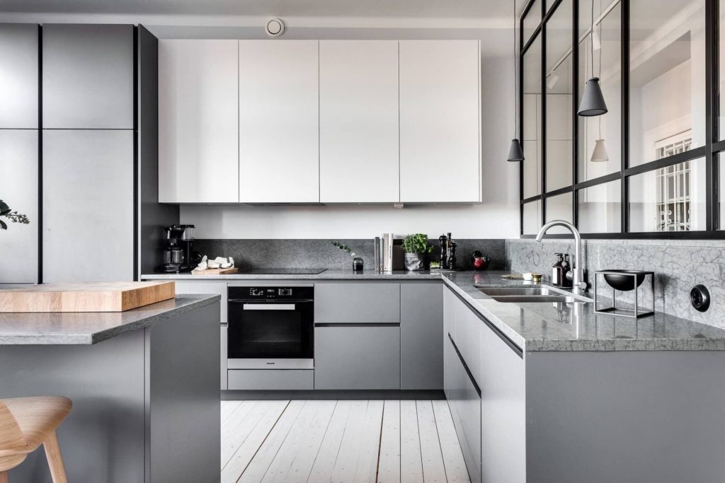 Серо-белая кухня уже стала "классикой" современного дизайна