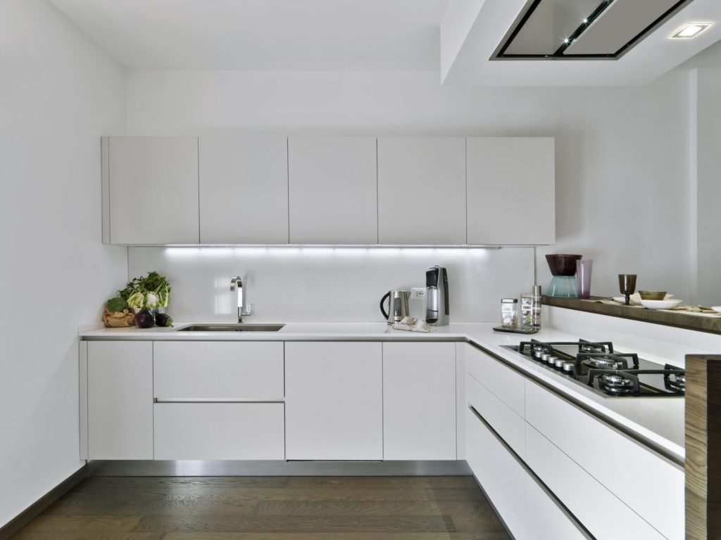 Кухня белых цветов визуально расширит пространство