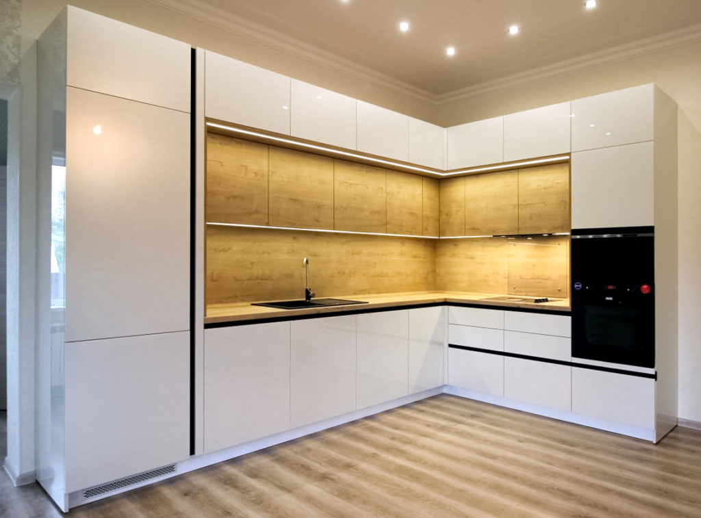 Разнообразить акриловые фасады для кухни можно путем добавления деревянного фартука.