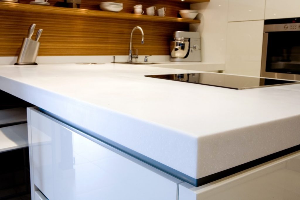 Белую кухонную столешницу лучше делать из искусственного камня