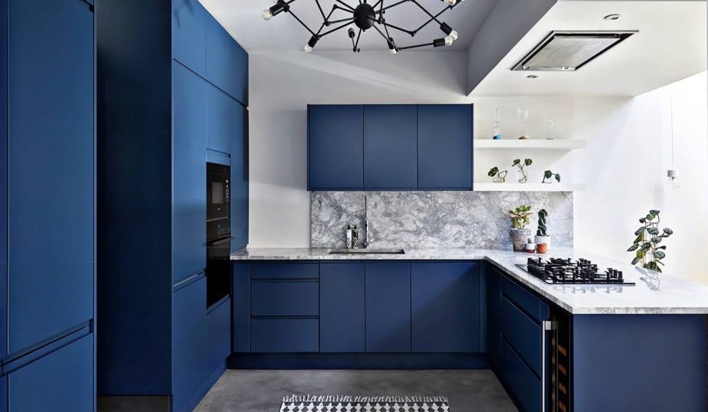 Кухня в синих цветах отлично подойдет для многих стилей
