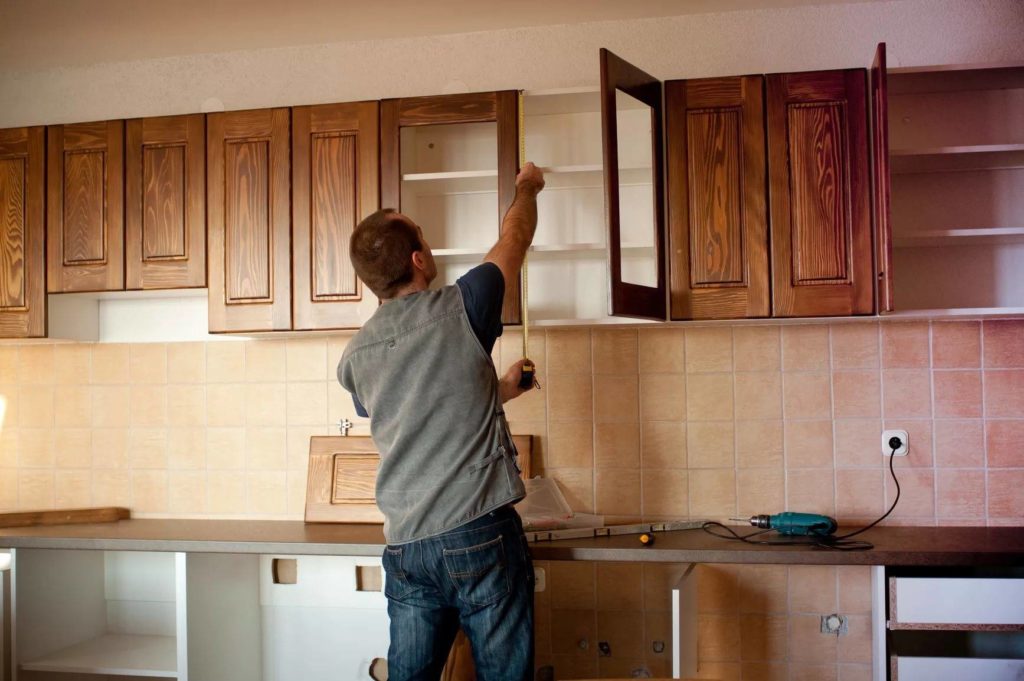 Замена фасадов кухни поможет обновить интерьер