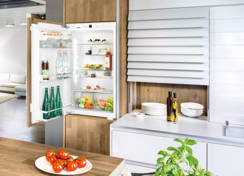 Кухня с холодильником может как с отдельно-стоящими, так и со встраиваемыми варинтами