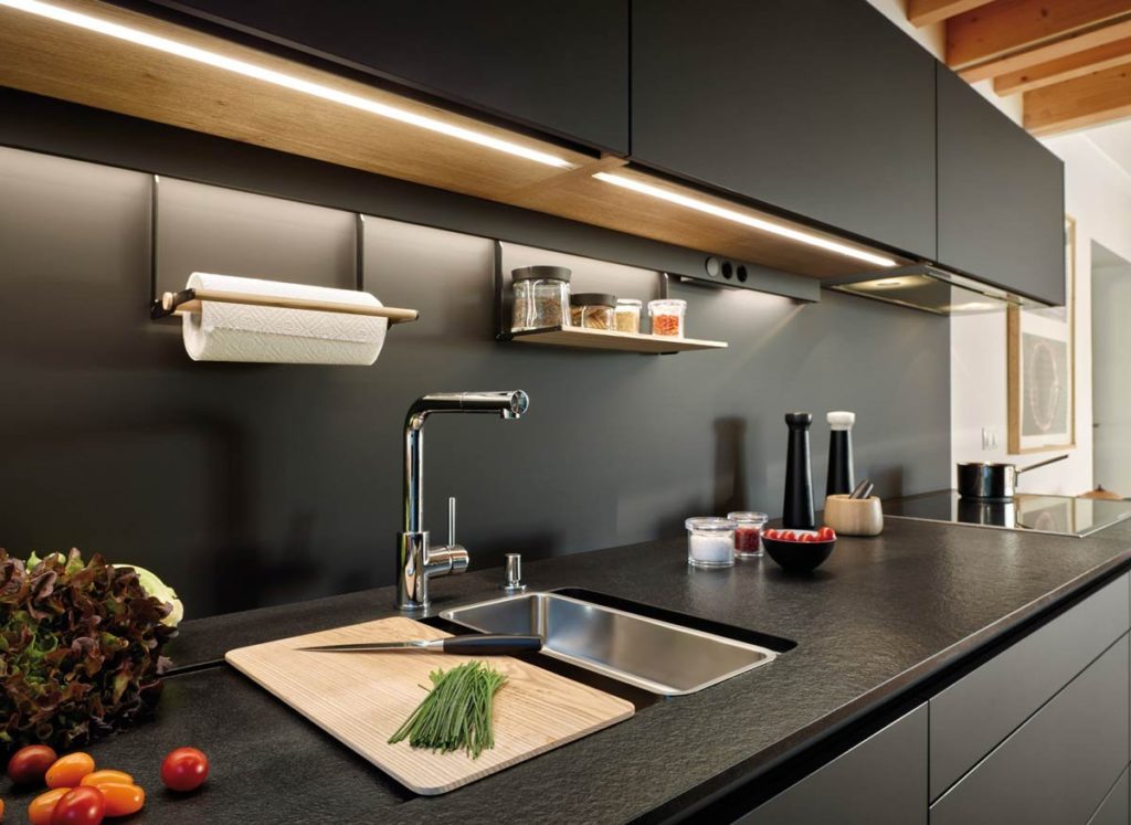 Кухонная подсветка служит и функциональной, и декоративной целям