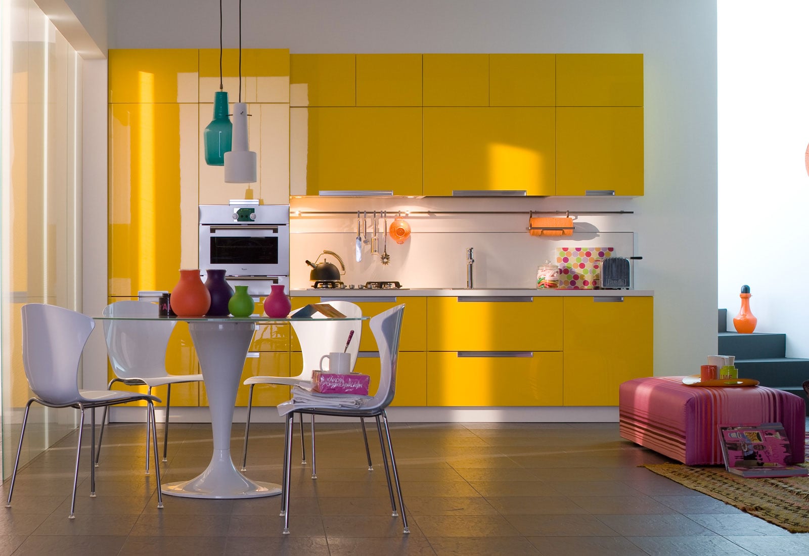 фиолетовый и желтый в интерьере кухни