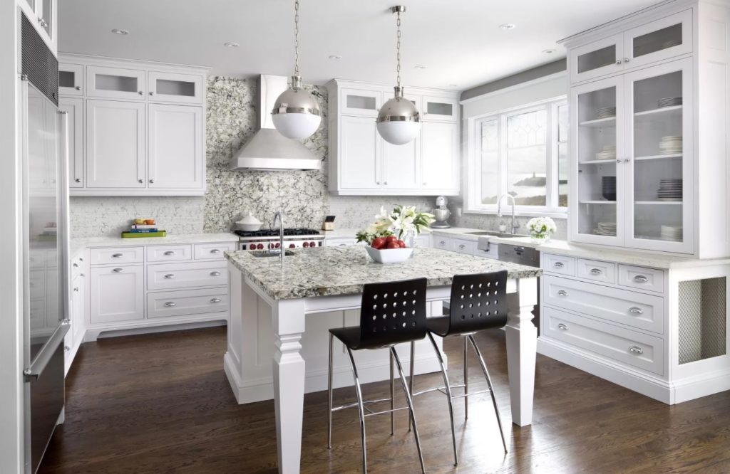 Дизайн кухни в белых цветах идеален для слабоосвещенных помещений
