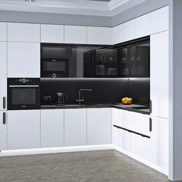 Белая кухня с серой столешницей легко впишется в современный интерьер